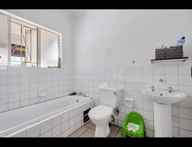 1 BEDROOM APARTMENT FOR SALE IN WINDSOR EAST
